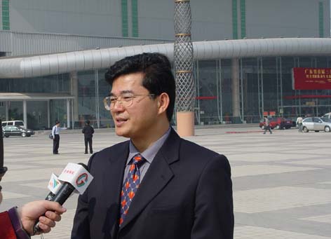 陳仲球托起珠三角的展覽名鎮 陳仲球托起珠三角的展覽名鎮