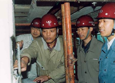 用石頭扮靚建筑的人——顧平利 用石頭扮靚建筑的人——顧平利