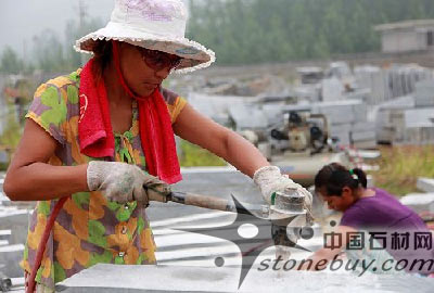農民家門口加工石材掙“洋錢”