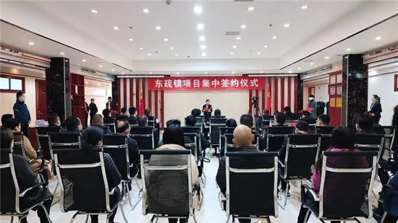 山東銹石生產(chǎn)基地寧陽(yáng)縣東疏鎮(zhèn)舉行項(xiàng)目集中簽約儀式，將培育石材產(chǎn)業(yè)集群作為重中之重！